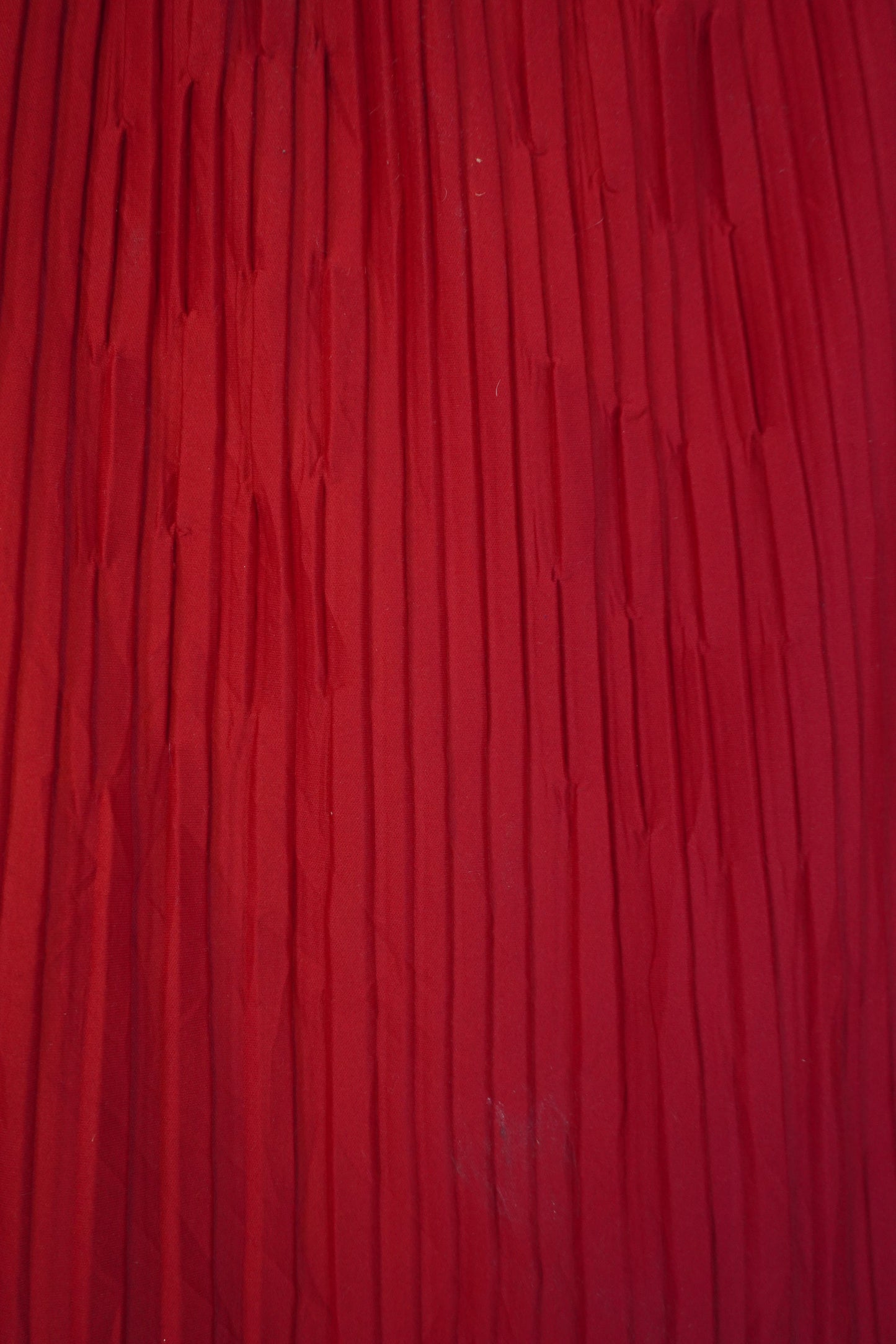 Jupe rouge plissée – by Béatrice