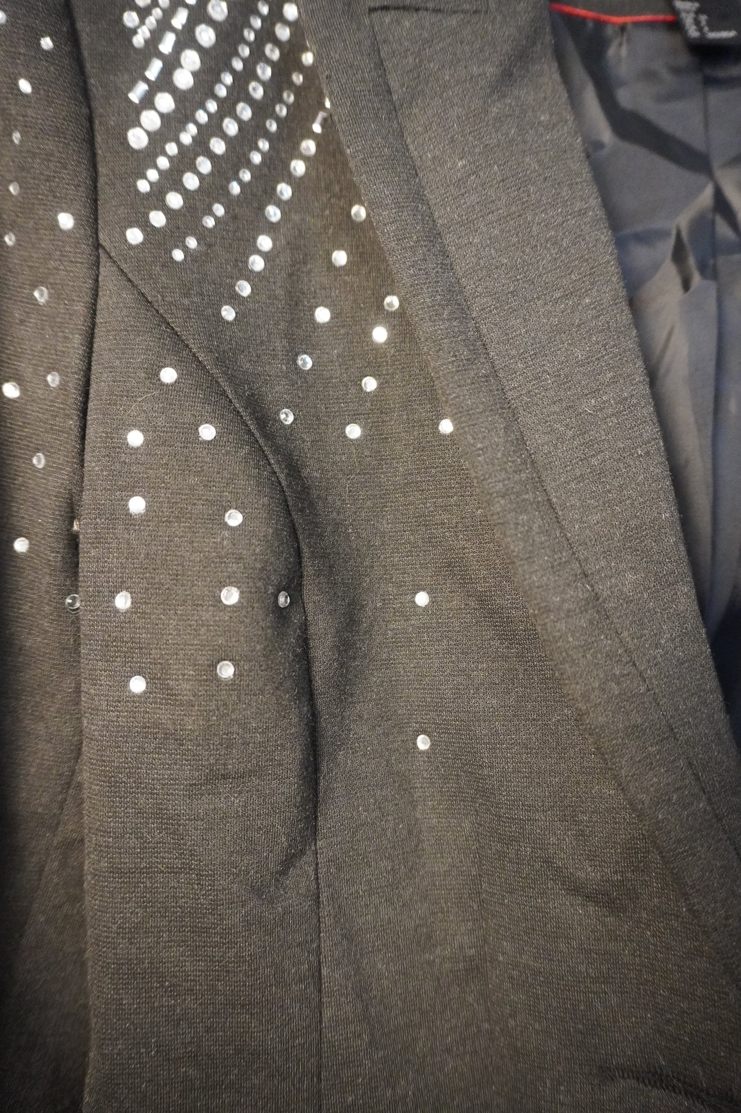 Blazer de soirée noir à épaules perlées – BY SARAH LANG