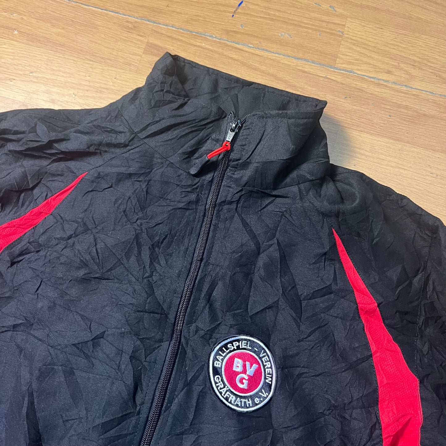 Veste coupe-vent noir et rouge - Taille S