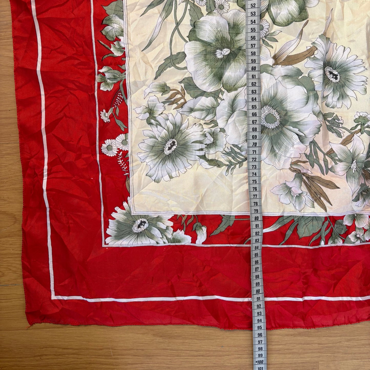 Foulard carré fleuri rouge