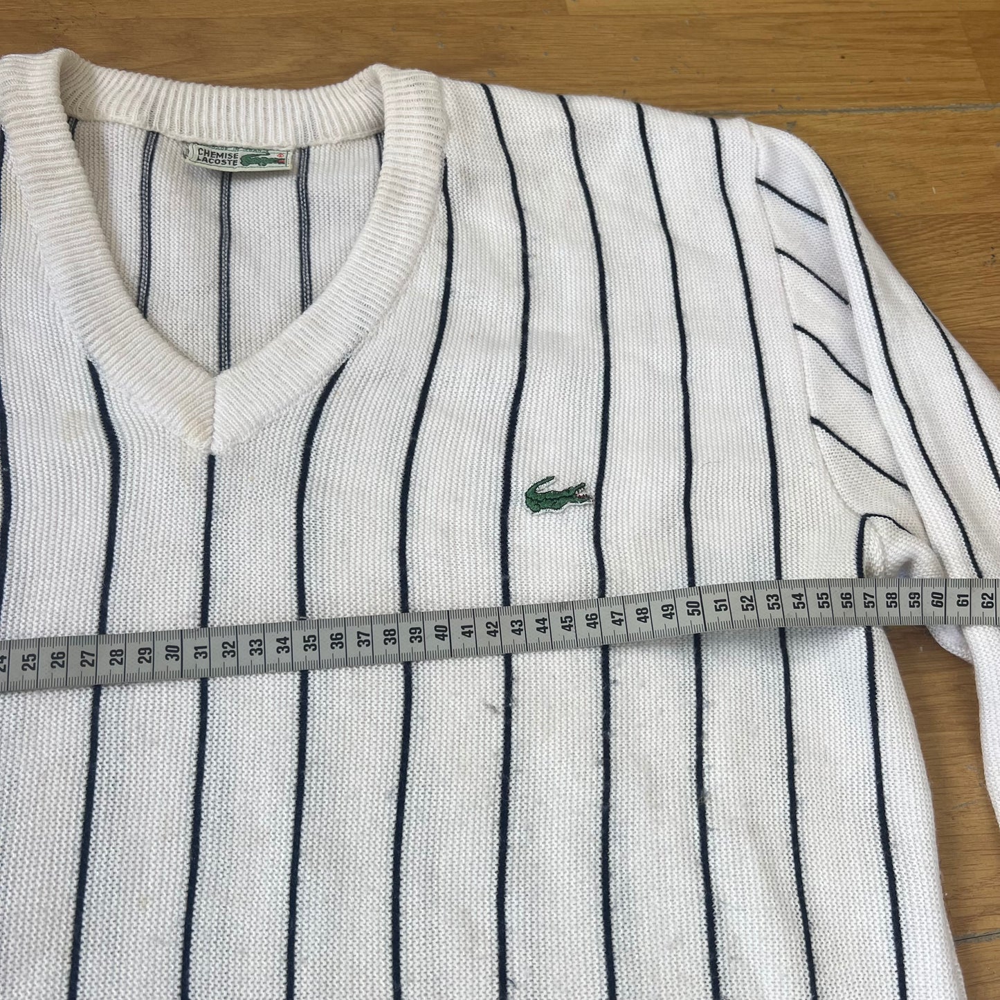 Pull col V blanc avec rayures bleu marine - Lacoste - Taille L/XL by SARLOTTE
