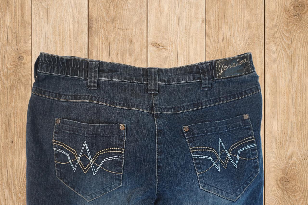 Jean bleu avec surpiqûres décoratives – by Béatrice