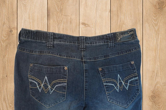 Jean bleu avec surpiqûres décoratives – by Béatrice