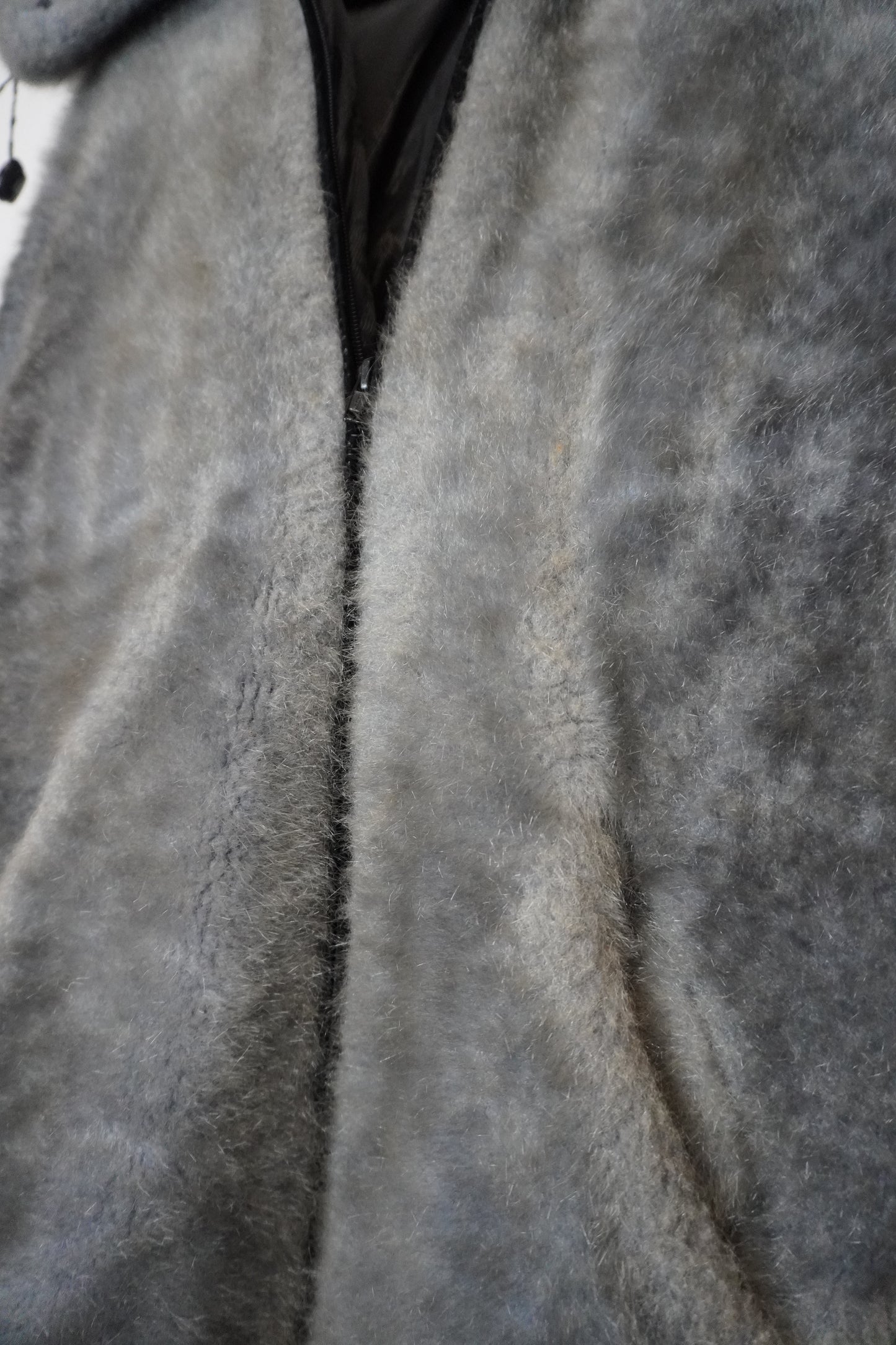 Veste Fourrure Grise Oversize Signature – YANNIS KINGSTON