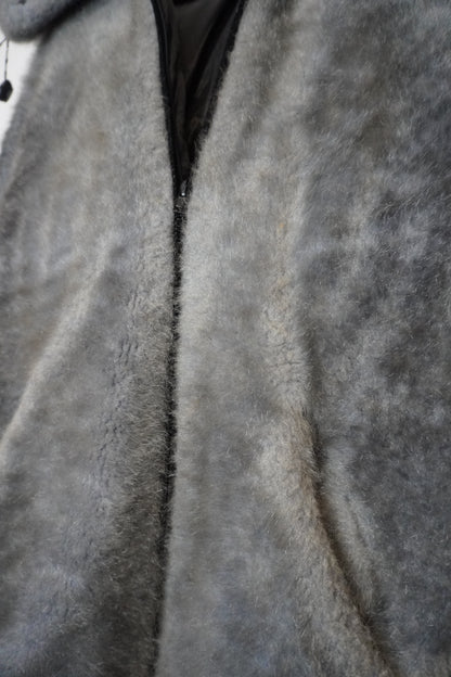 Veste Fourrure Grise Oversize Signature – YANNIS KINGSTON