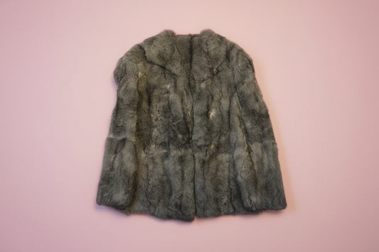 Veste en fourrure grise longueur mi-cuisse – BY ZAINAB