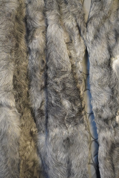 Veste en fourrure grise longueur mi-cuisse – BY ZAINAB