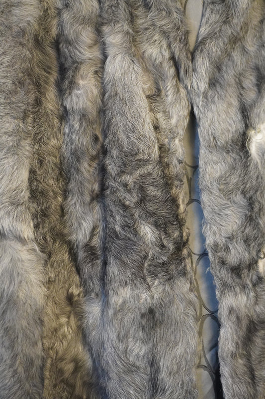 Veste en fourrure grise longueur mi-cuisse – BY ZAINAB