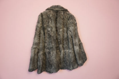 Veste en fourrure grise longueur mi-cuisse – BY ZAINAB