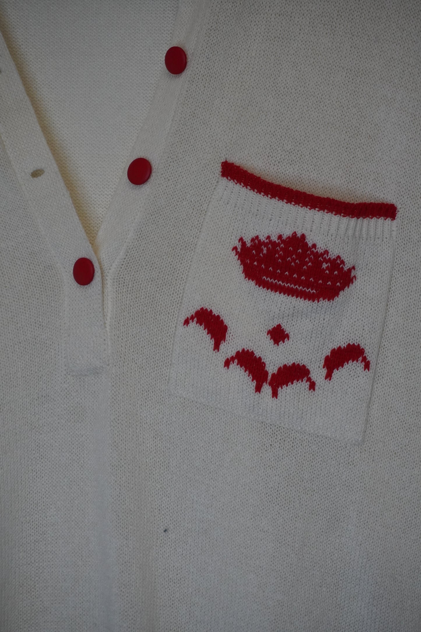 Pull blanc avec détails rouges – by Zainab