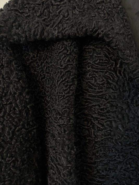 Manteau en fourrure noir – By Jonathan