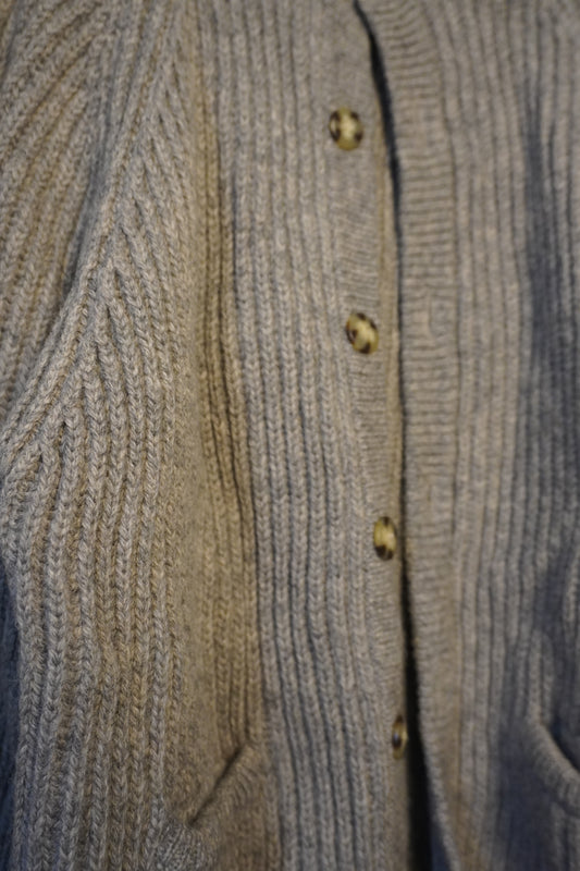 Cardigan gris en laine texturée – BY ZAINAB