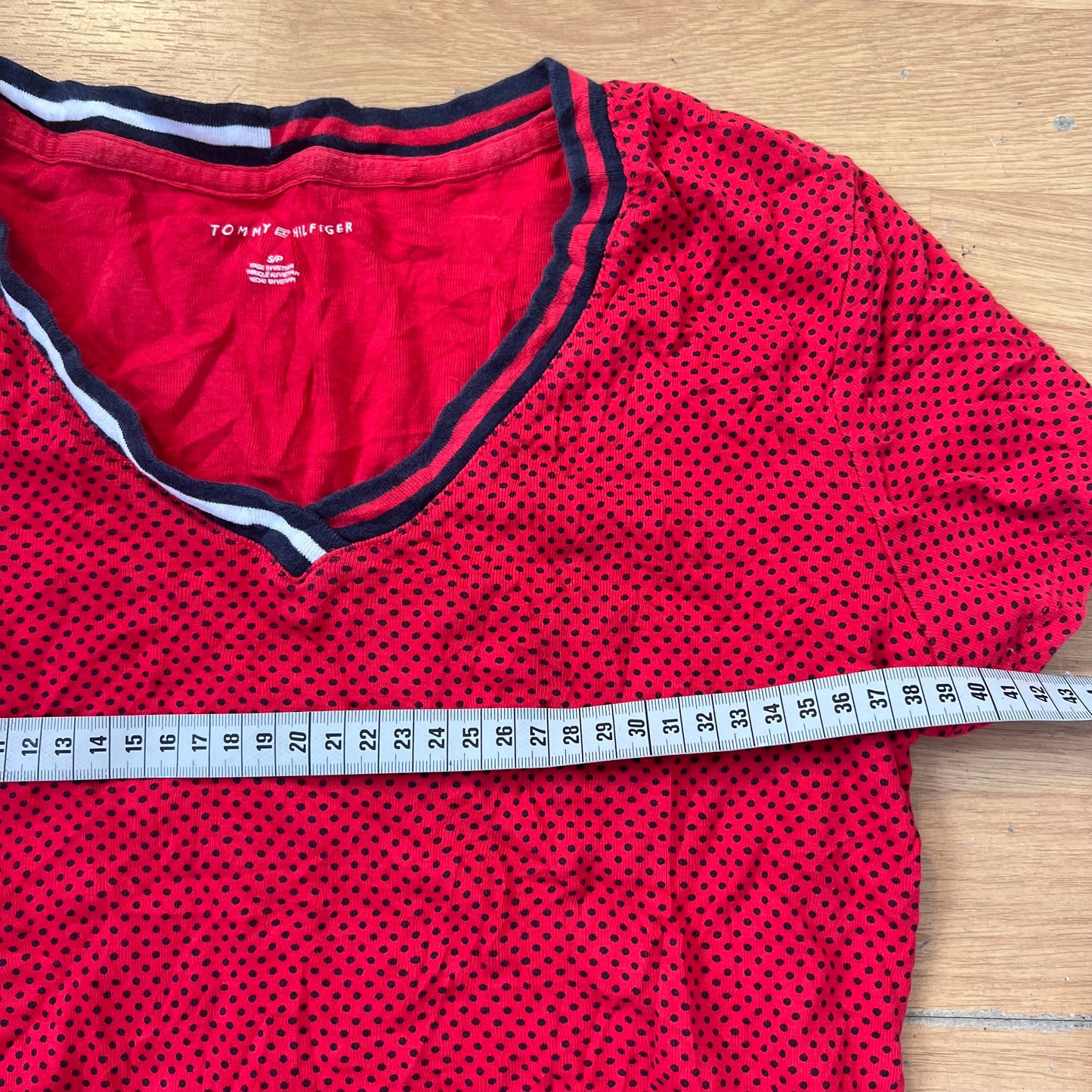 T-shirt col V à pois rouge et noir - Tommy Hilfiger - Taille S