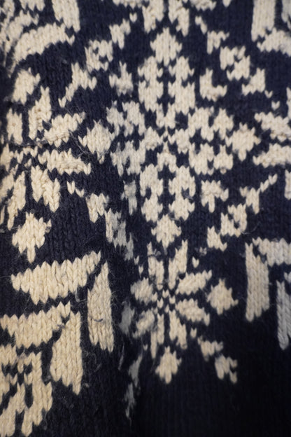 Pull en maille bleu foncé motif hivernal – BY SARAH LANG