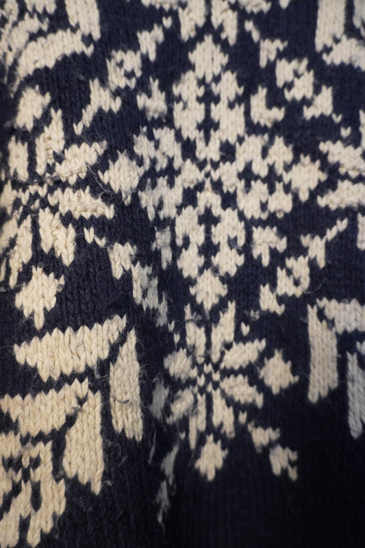 Pull en maille bleu foncé motif hivernal – BY SARAH LANG