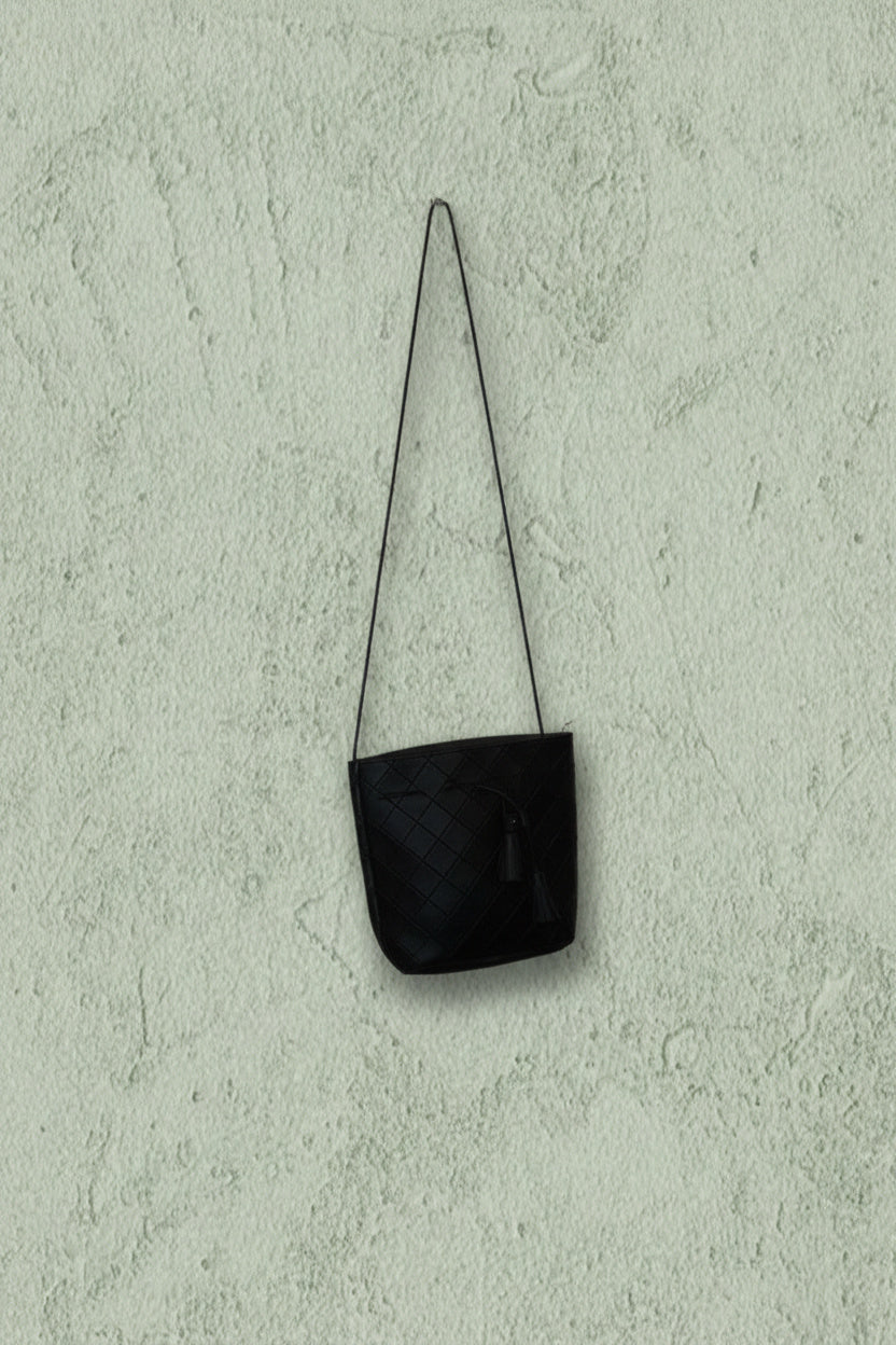 Sac à Main en Cuir Noir à Cordon – by YANNIS KINGSTON
