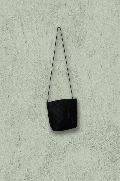 Sac à Main en Cuir Noir à Cordon – by YANNIS KINGSTON