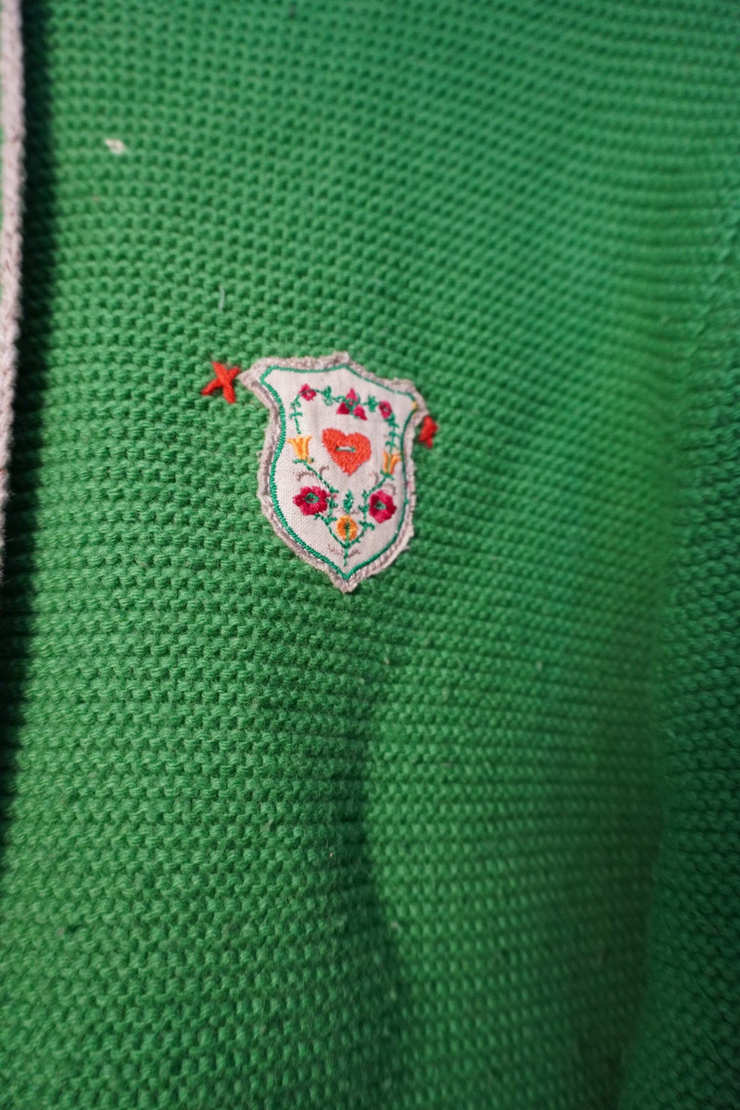 Cardigan vert à patchs floraux – BY SARAH LANG