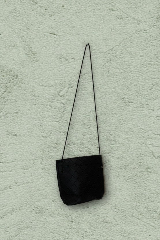 Sac à Main en Cuir Noir à Cordon – by YANNIS KINGSTON