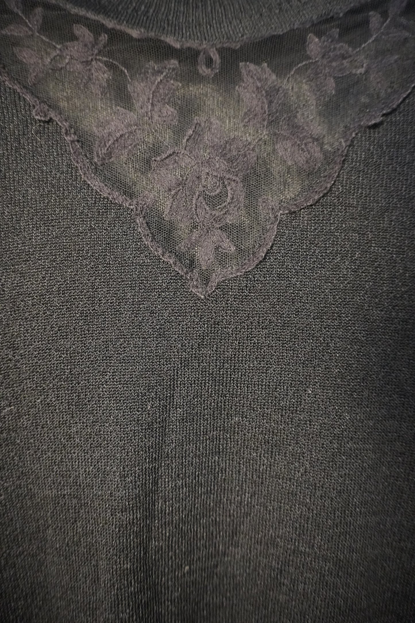 Chemise noire brodée à col travaillé – BY SARAH LANG