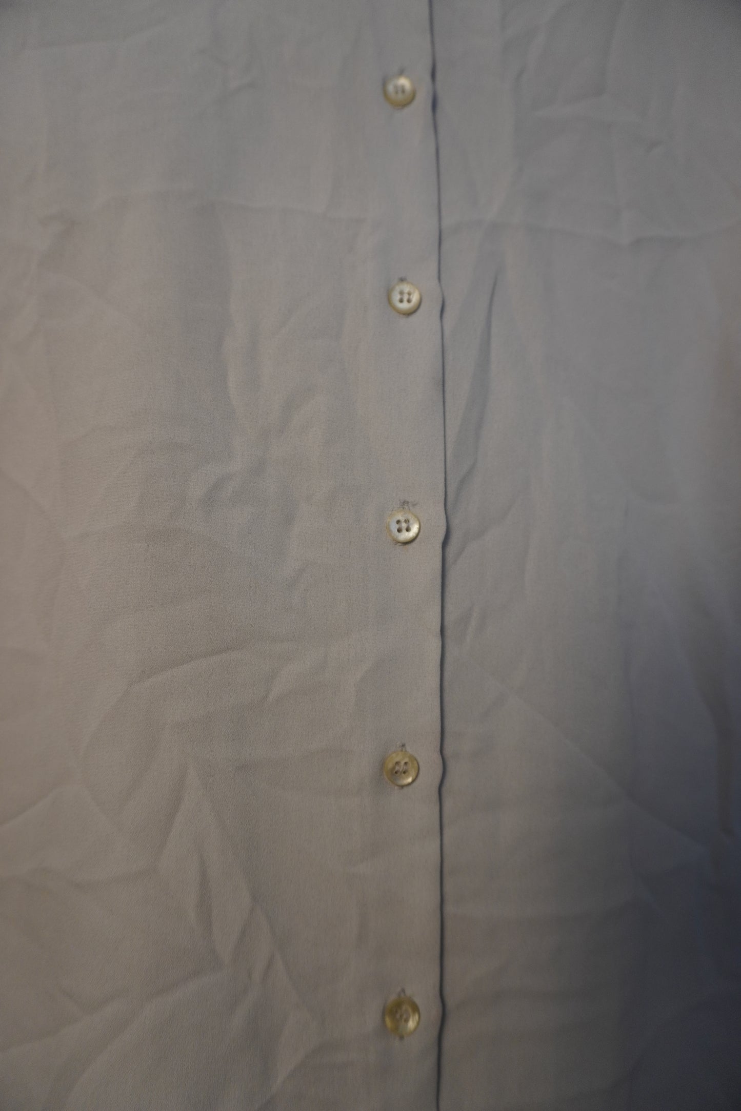 Top gris à boutons au dos – BY SARAH LANG