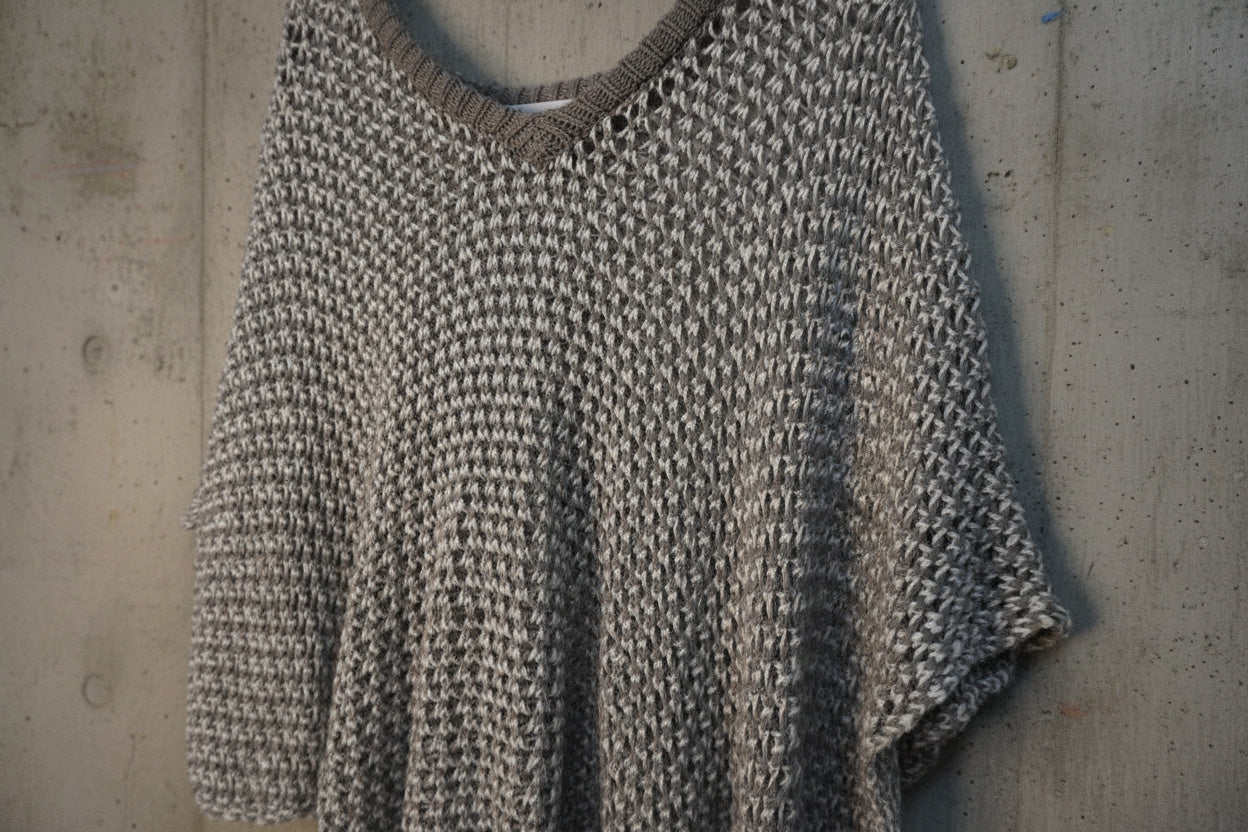 Pull gris asymétrique – by Zainab