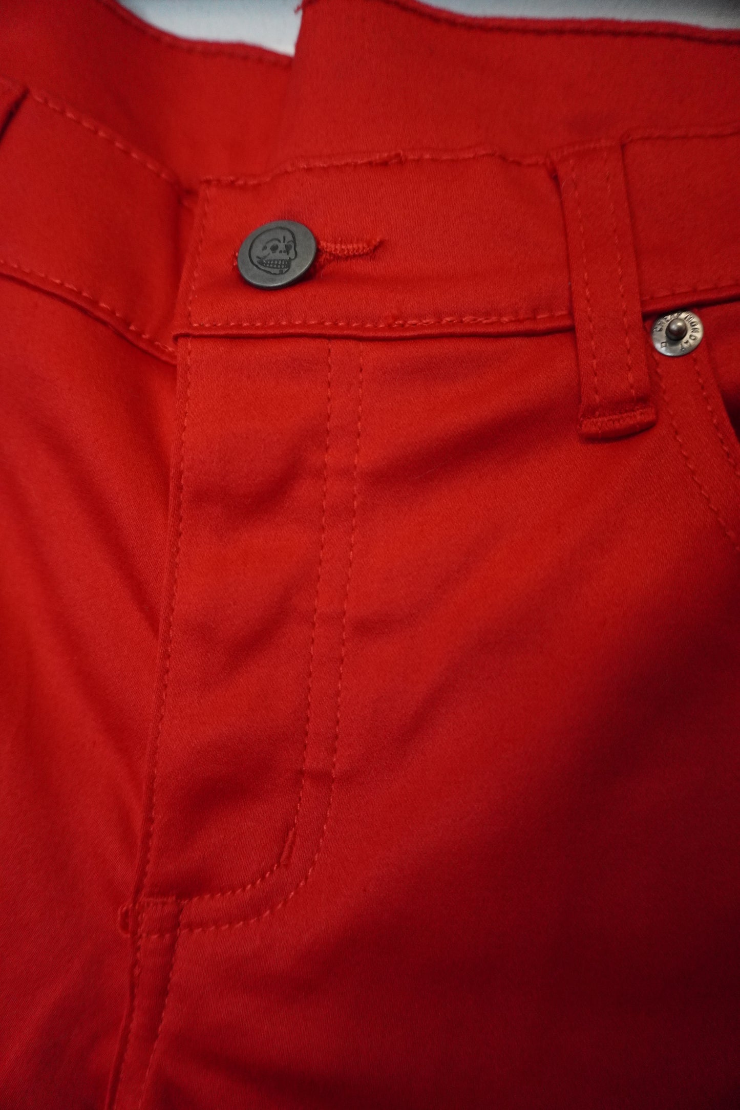 Jean Skinny Rouge Satiné – by YANNIS KINGSTON