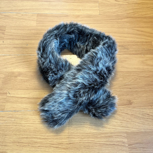 Écharpe en fausse fourrure – Taille Unique – By BÉATRICE