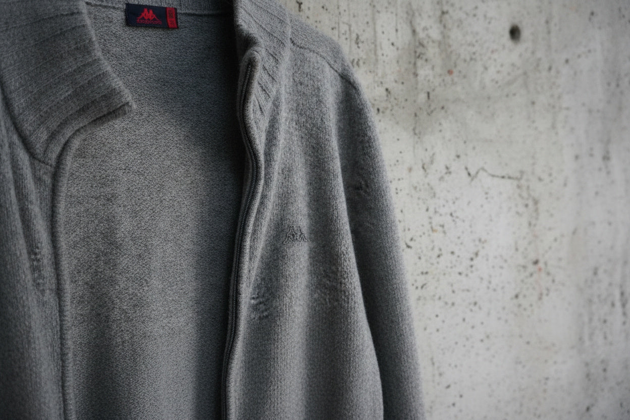 Pull gris zippé – by Zainab