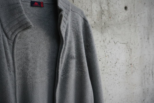 Pull gris zippé – by Zainab