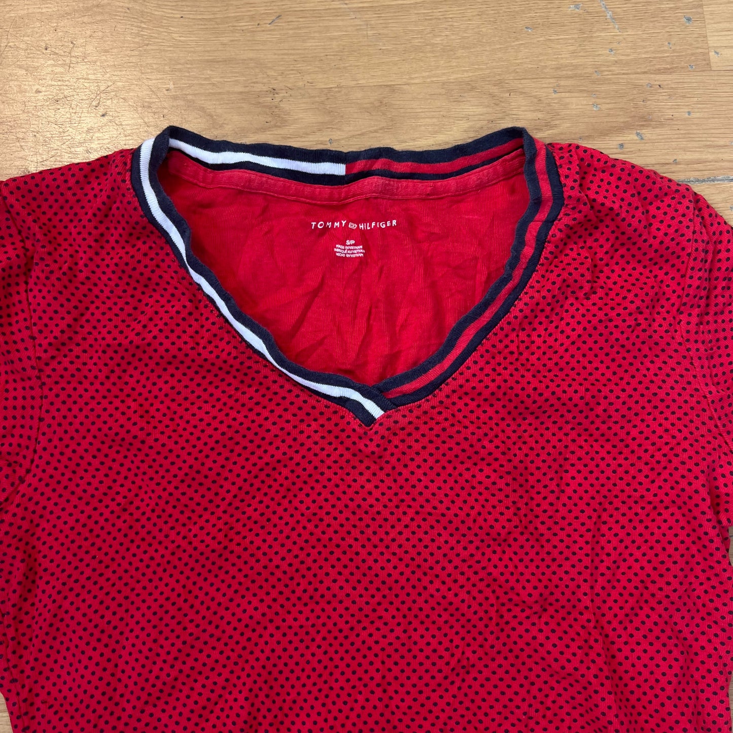 T-shirt col V à pois rouge et noir - Tommy Hilfiger - Taille S