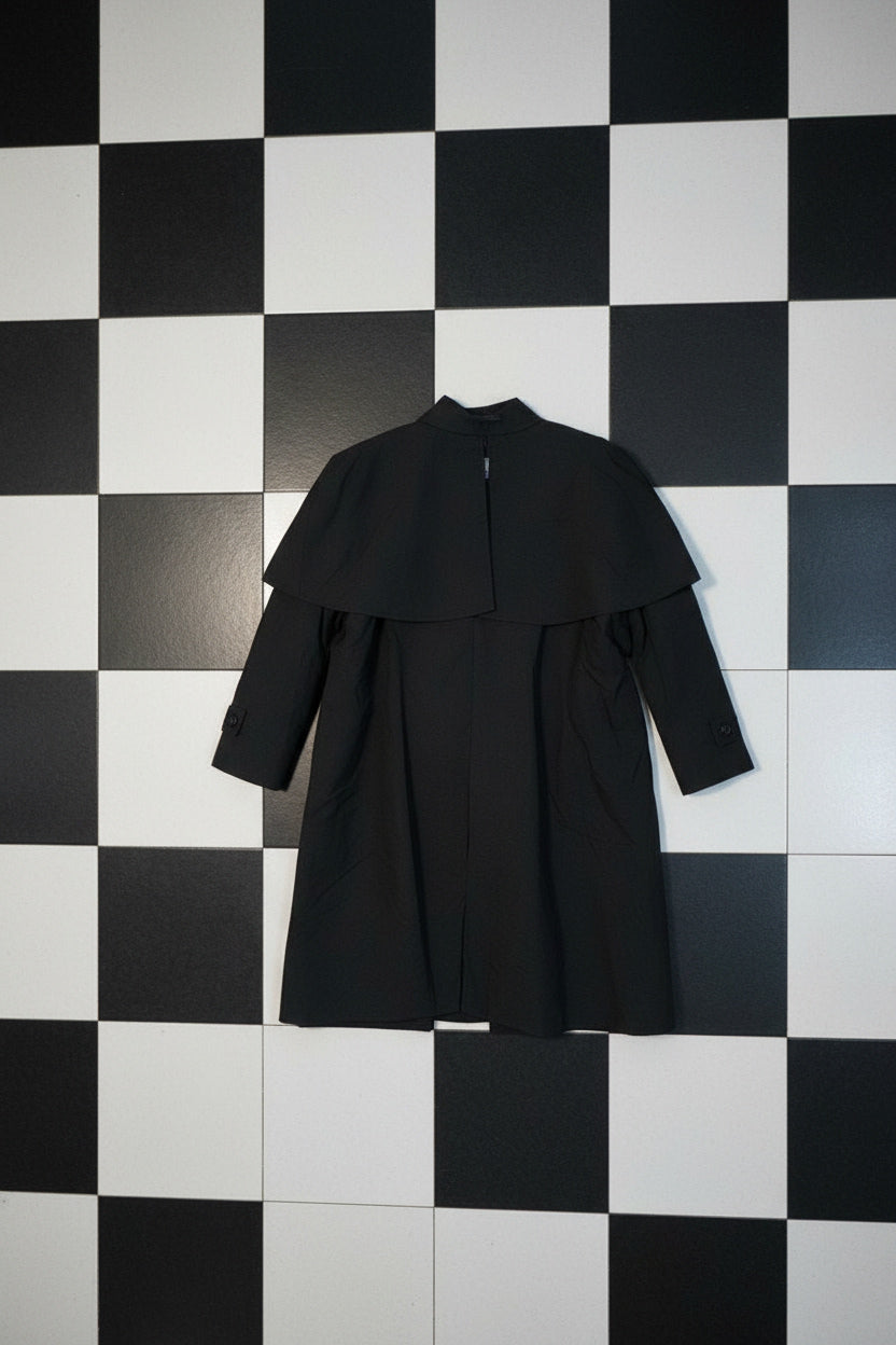 Trench noir moderne et structuré – BY SARAH