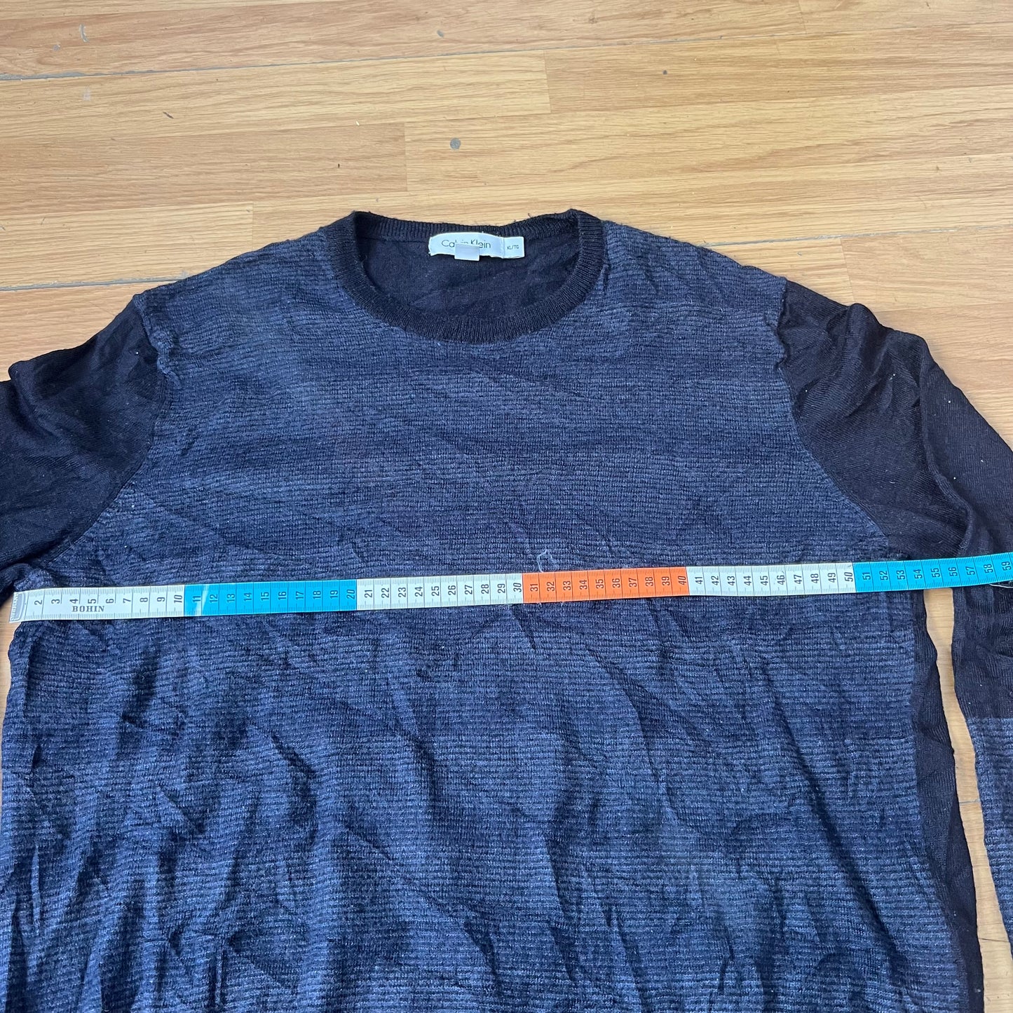 Pull noir avec fines rayures bleu foncé Calvin Klein – Taille XL