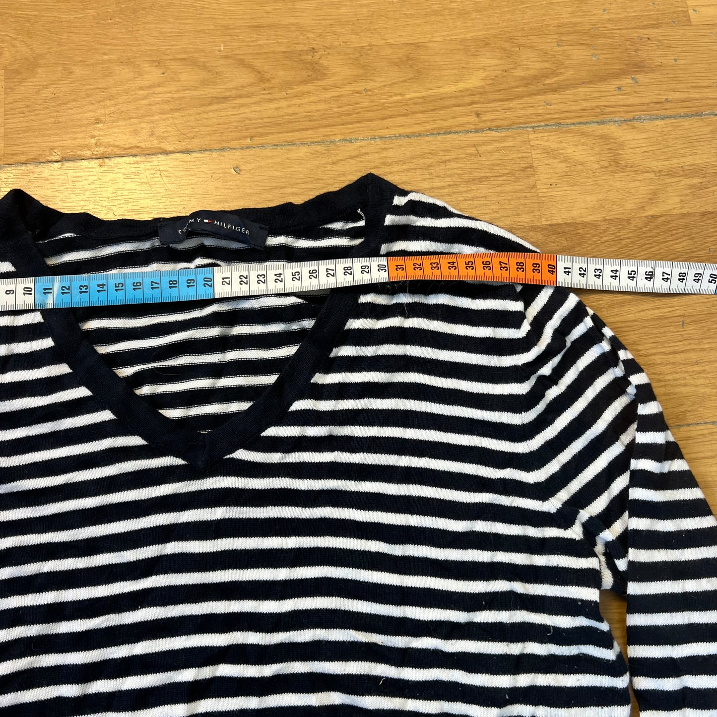 Pull rayé bleu marine et blanc col V - Tommy Hilfiger - Taille M/L