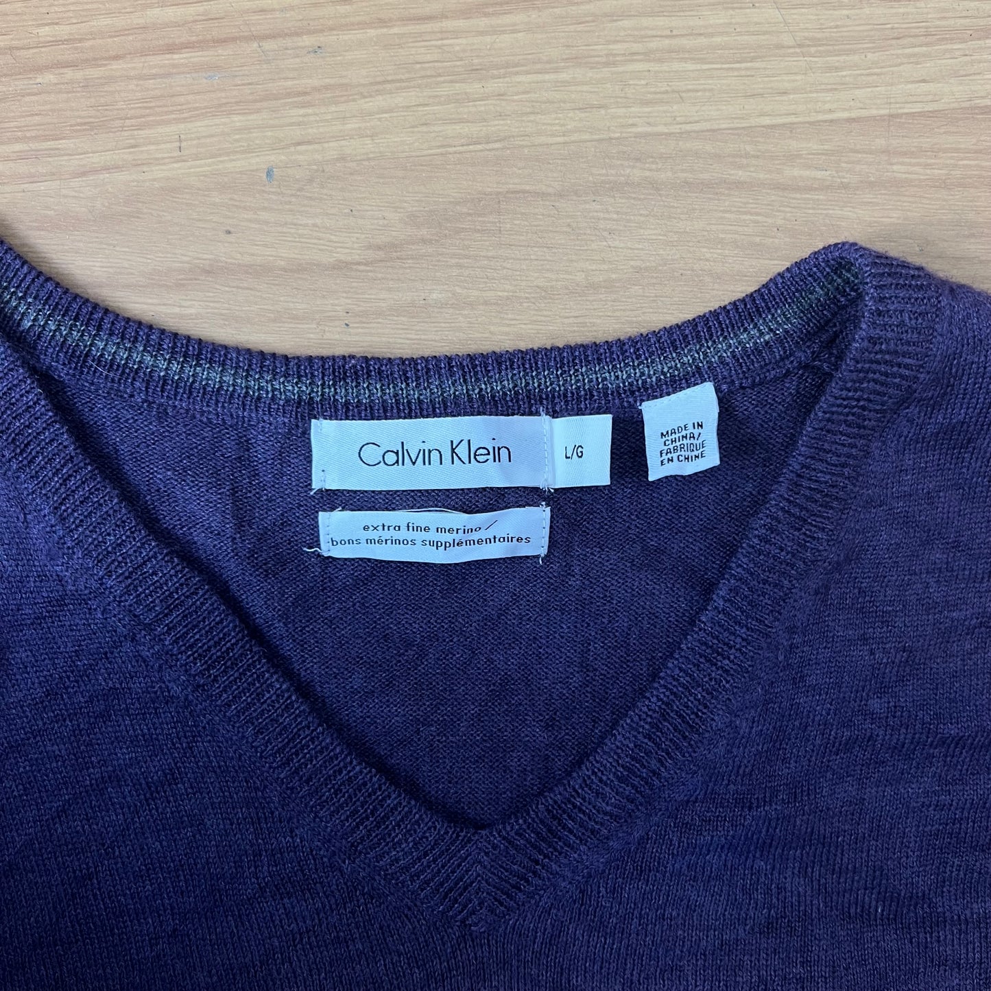 Pull col V violet Calvin Klein – Taille L