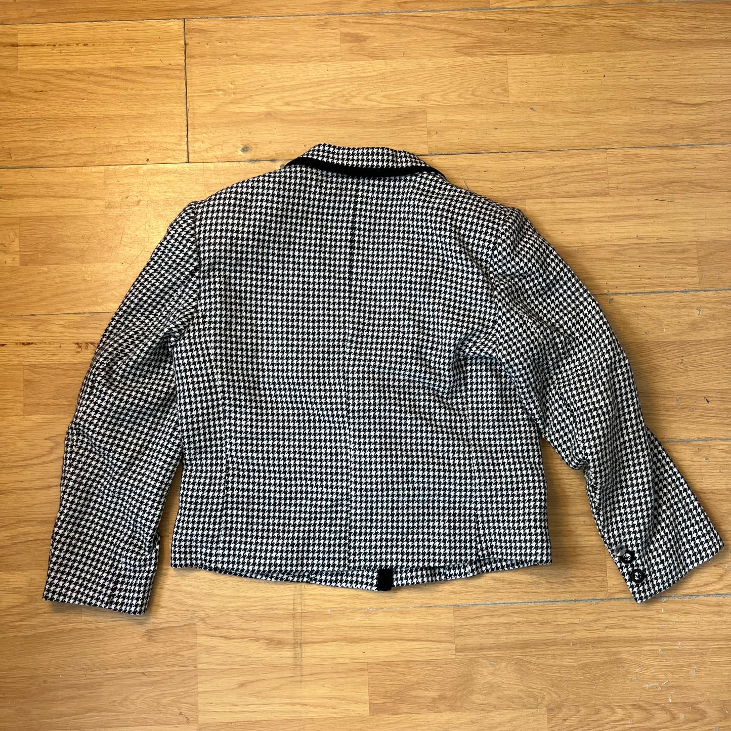 Blazer court pied-de-poule noir et blanc by ZAINAB