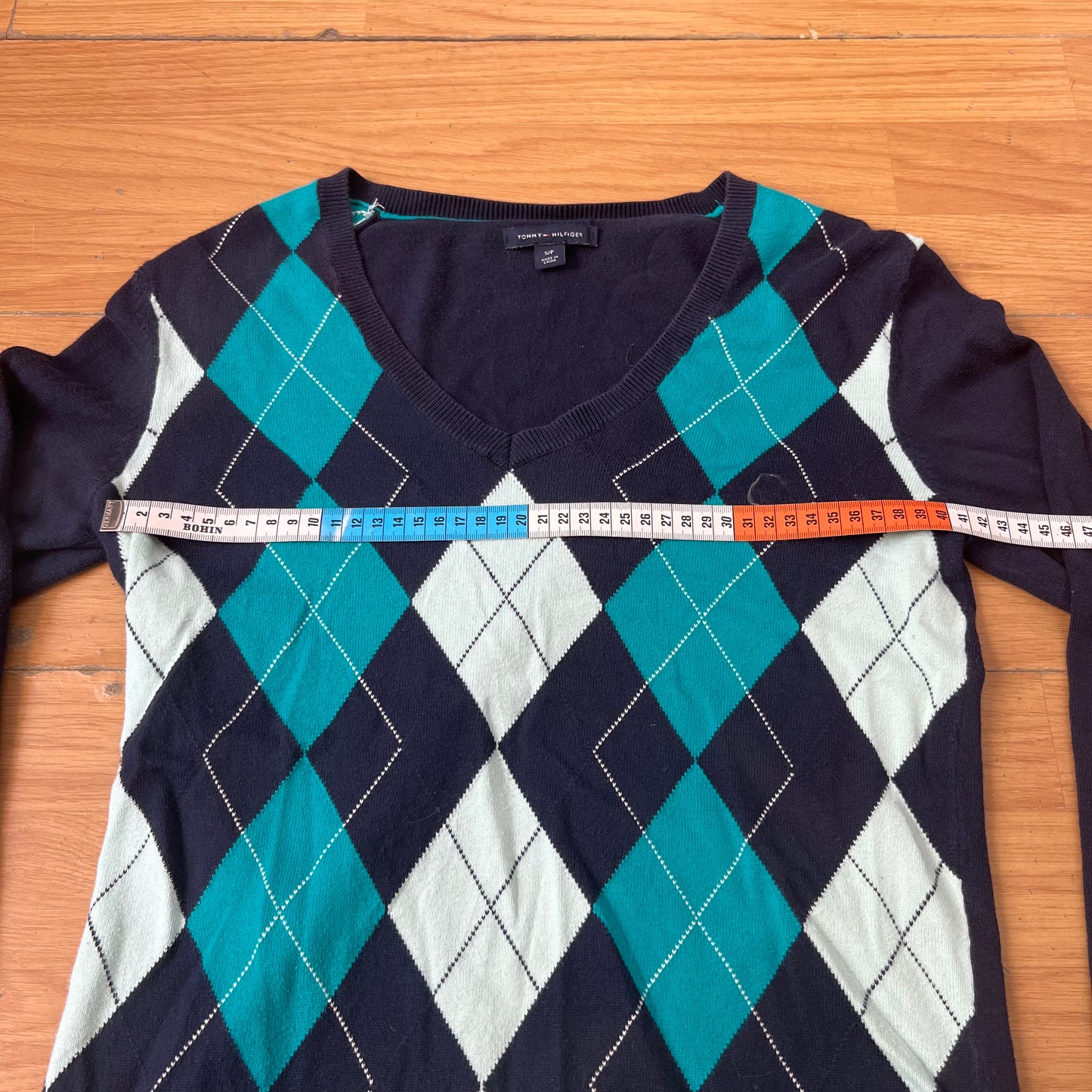 Pull col V bleu foncé Tommy Hilfiger à motifs – Taille S