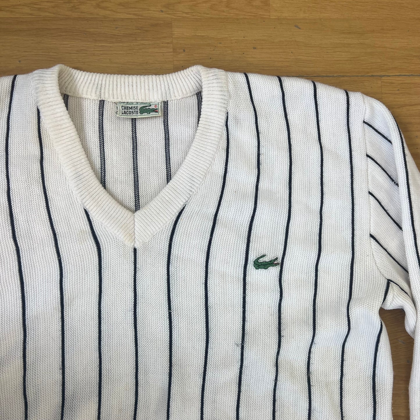 Pull col V blanc avec rayures bleu marine - Lacoste - Taille L/XL by SARLOTTE