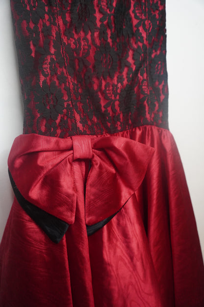 Lolita Robe - Bas Rouge Bouffant – Haut Noir Dentelle avec Ruban – Gros Nœud Rouge - Taille M/L
