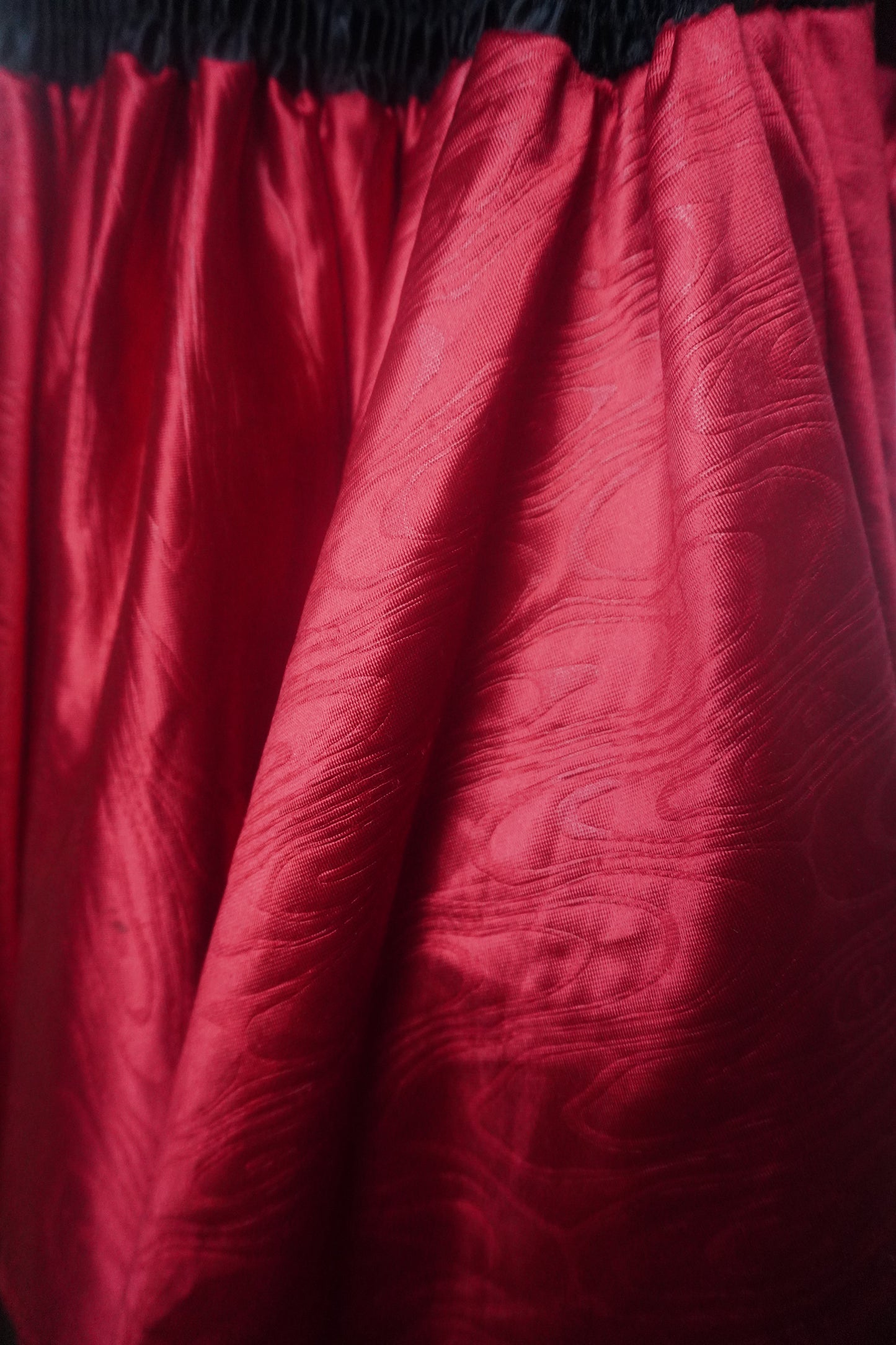 Lolita Robe - Bas Rouge Bouffant – Haut Noir Dentelle avec Ruban – Gros Nœud Rouge - Taille M/L