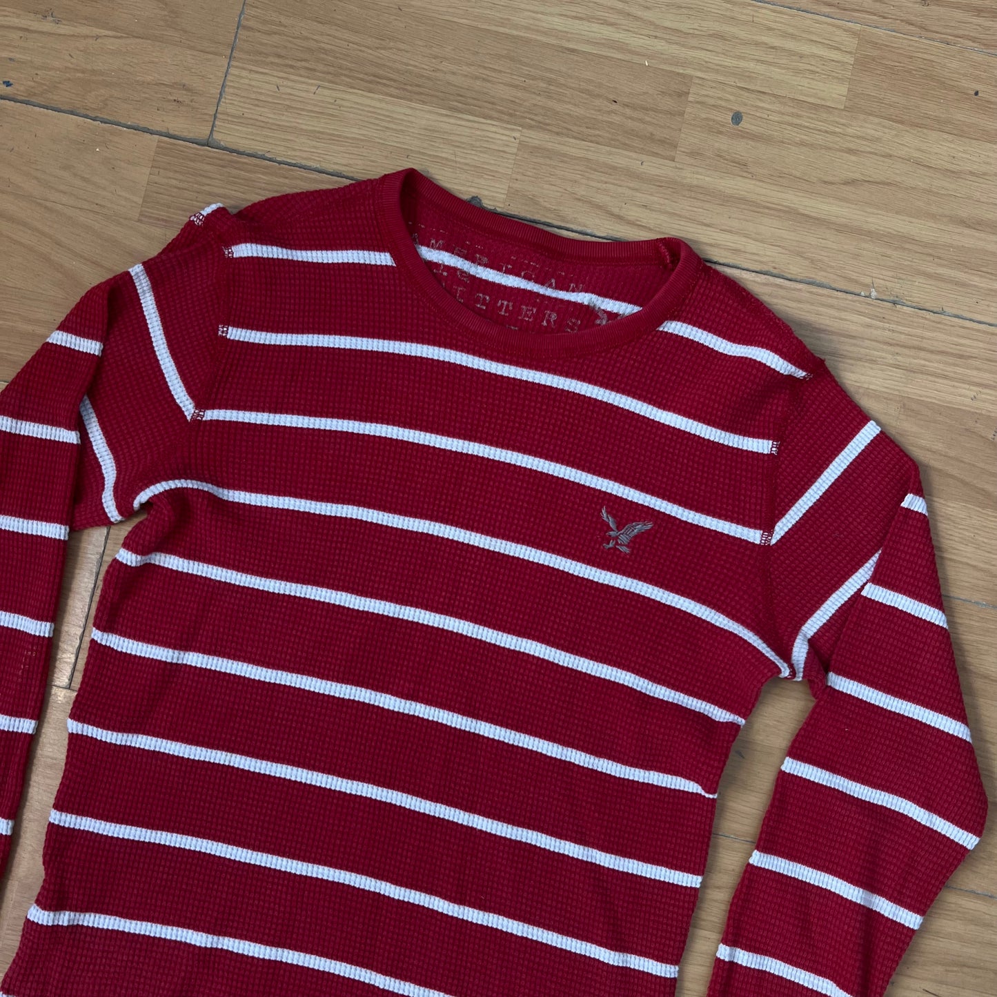Pull rouge à rayures blanches American Eagle – Taille M