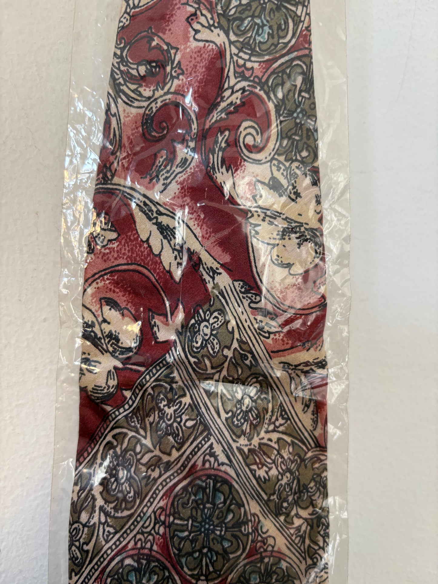 Cravate rouge à motif floral – By Iasmine